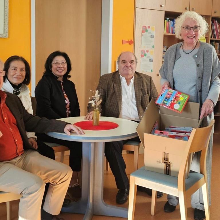 Dirk und Jenny Schwanhäußer, Marianne und Norbert Fackelmann, Barbara Henning und Anke Taube (v.l.n.r.) bei der Übergabe von vielen attraktiven Schreibutensilien für den Workshop Kreatives Schreiben im Sebastian Fackelmann Haus